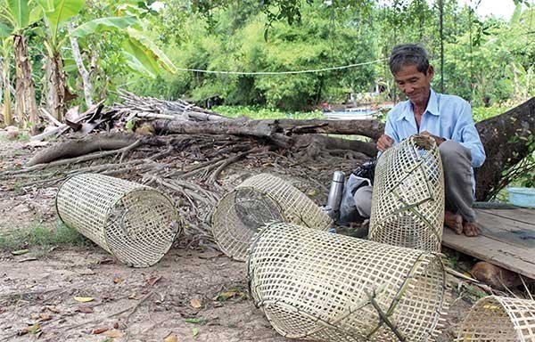 Nghề làm ngư cụ đánh bắt thủy sản nhộn nhịp vào mùa 